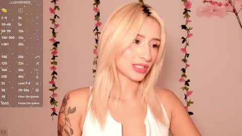 Snapshot of ashleyroys_111 chatting on February 27, 7:36 pm dahiana online show from February 27, 7:36 pm