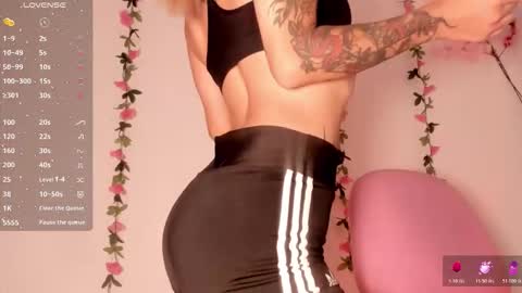 Snapshot of ashleyroys_111 chatting on March 3, 8:37 pm dahiana online show from March 3, 8:37 pm