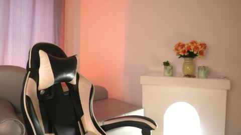 Ashley Lauren online show from April 28, 8:14 pm