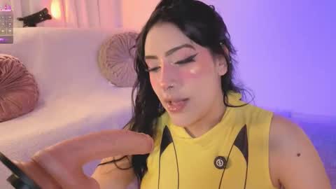 Snapshot of ashlynnlowe_ chatting on February 22, 2:24 am Ash online show from February 22, 2:24 am