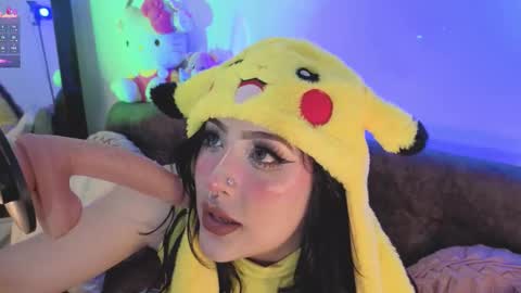 Snapshot of ashlynnlowe_ chatting on March 7, 7:11 pm Ash online show from March 7, 7:11 pm