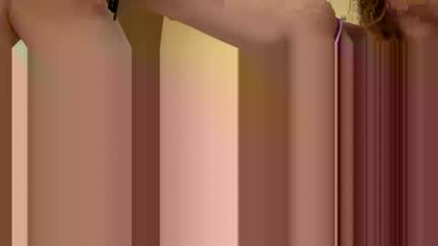 Snapshot of ashmomo chatting on February 17, 9:39 am ashmomo online show from February 17, 9:39 am