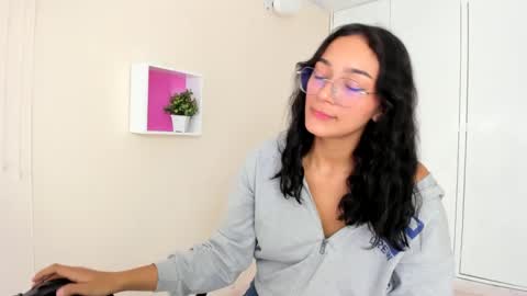 Snapshot of asiam_brunet chatting on December 13, 3:11 pm Camila online show from December 13, 3:11 pm