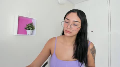 Snapshot of asiam_brunet chatting on December 17, 1:49 pm Camila online show from December 17, 1:49 pm