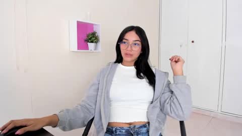 Snapshot of asiam_brunet chatting on December 20, 1:54 pm Camila online show from December 20, 1:54 pm