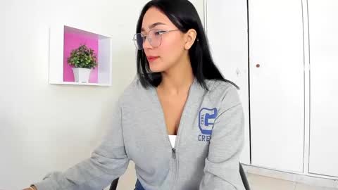 Snapshot of asiam_brunet chatting on January 18, 12:47 pm Camila online show from January 18, 12:47 pm