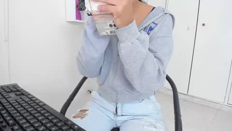 Snapshot of asiam_brunet chatting on January 29, 12:45 pm Camila online show from January 29, 12:45 pm