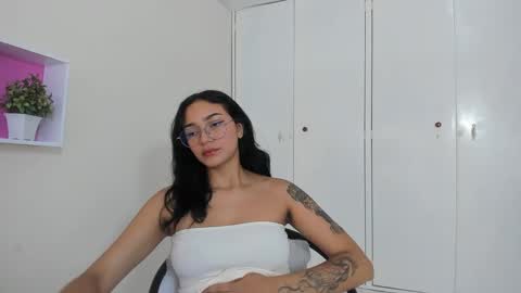 Snapshot of asiam_brunet chatting on February 20, 1:19 pm Camila online show from February 20, 1:19 pm