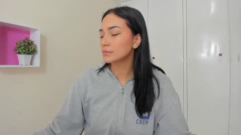 Snapshot of asiam_brunet chatting on February 25, 12:55 pm Camila online show from February 25, 12:55 pm