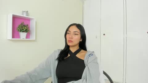 Snapshot of asiam_brunet chatting on February 27, 1:17 pm Camila online show from February 27, 1:17 pm