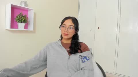 Snapshot of asiam_brunet chatting on February 28, 1:58 pm Camila online show from February 28, 1:58 pm