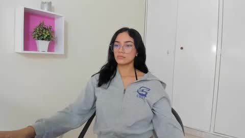 Snapshot of asiam_brunet chatting on March 1, 12:56 pm Camila online show from March 1, 12:56 pm