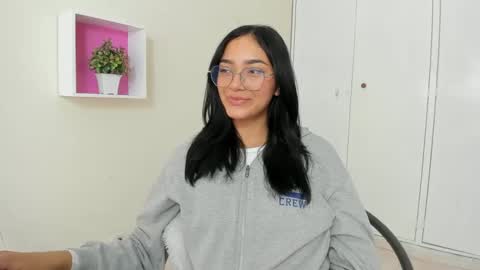 Snapshot of asiam_brunet chatting on March 3, 1:09 pm Camila online show from March 3, 1:09 pm