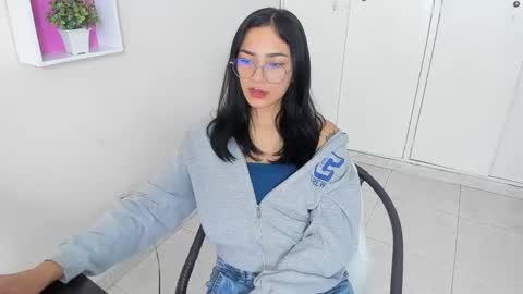 Snapshot of asiam_brunet chatting on March 4, 1:59 pm Camila online show from March 4, 1:59 pm