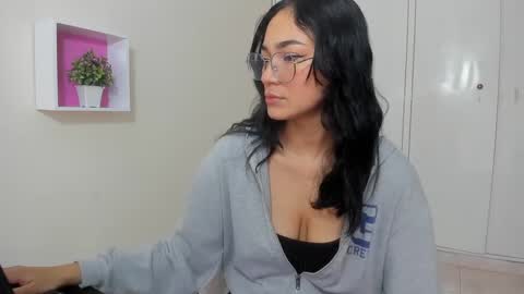 Snapshot of asiam_brunet chatting on March 10, 12:48 pm Camila online show from March 10, 12:48 pm