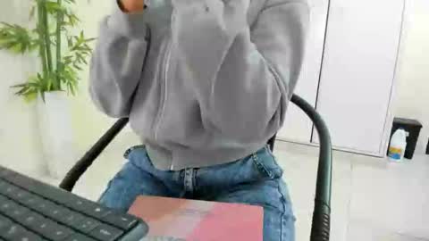 Snapshot of asiam_brunet chatting on October 31, 11:44 am Camila online show from October 31, 11:44 am