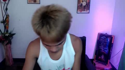 Snapshot of asian_lover05 chatting on September 24, 3:59 pm asian_lover05 online show from September 24, 3:59 pm