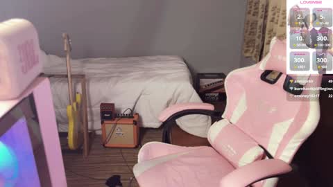 Snapshot of asianfemboycd chatting on January 15, 4:21 pm Emi online show from January 15, 4:21 pm