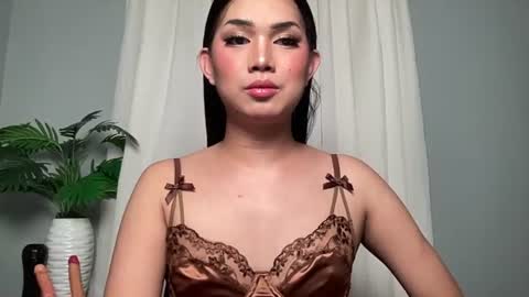 Snapshot of asiansweet_lily chatting on June 24, 10:47 am Lily online show from June 24, 10:47 am