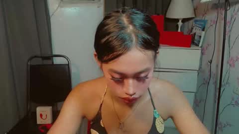 Snapshot of asiantreasures chatting on February 12, 5:19 pm kisses online show from February 12, 5:19 pm