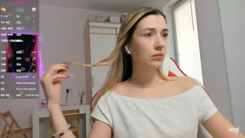 Snapshot of askcaroline chatting on May 6, 11:26 am Caroline online show from May 6, 11:26 am
