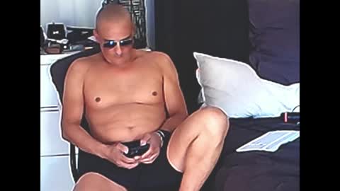 Snapshot of askil8802 chatting on April 4, 6:33 am askil8802 online show from April 4, 6:33 am