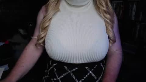 Snapshot of aspen_vale chatting on June 10, 9:14 pm Aspen Vale online show from June 10, 9:14 pm