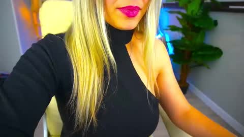 Snapshot of astraluxe_ chatting on December 2, 2:30 pm Asta online show from December 2, 2:30 pm