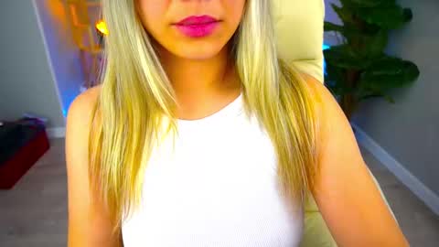 Snapshot of astraluxe_ chatting on December 2, 5:59 pm Asta online show from December 2, 5:59 pm