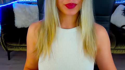 Snapshot of astraluxe_ chatting on December 5, 4:55 pm Asta online show from December 5, 4:55 pm