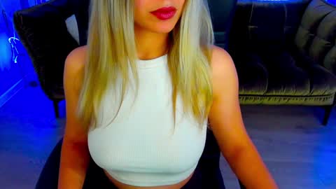 Snapshot of astraluxe_ chatting on December 10, 1:33 pm Asta online show from December 10, 1:33 pm