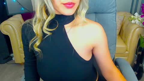 Snapshot of astraluxe_ chatting on December 13, 4:38 pm Asta online show from December 13, 4:38 pm