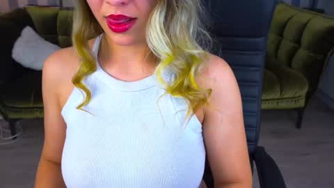 Snapshot of astraluxe_ chatting on January 18, 8:51 pm Asta online show from January 18, 8:51 pm