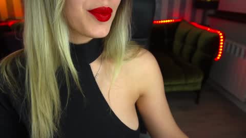 Snapshot of astraluxe_ chatting on February 7, 9:15 pm Asta online show from February 7, 9:15 pm