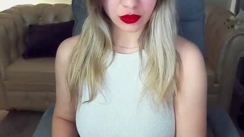 Snapshot of astraluxe_ chatting on February 20, 6:39 am Asta online show from February 20, 6:39 am