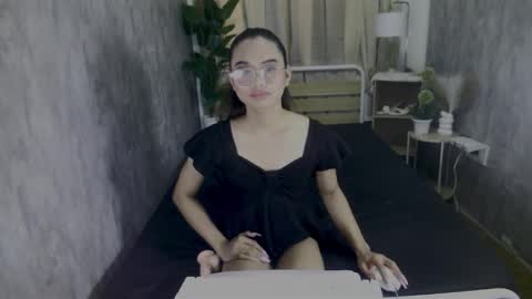 atashakendall online show from December 13, 11:21 pm