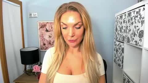 Snapshot of aullorasensual chatting on December 7, 9:17 am AulloraSensual online show from December 7, 9:17 am