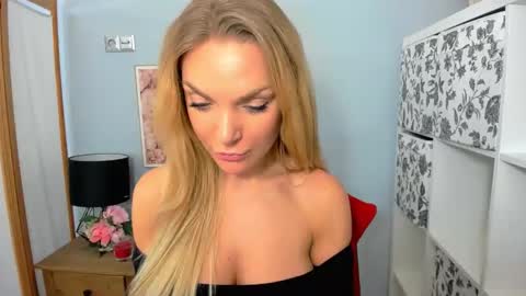 Snapshot of aullorasensual chatting on December 16, 9:46 am AulloraSensual online show from December 16, 9:46 am