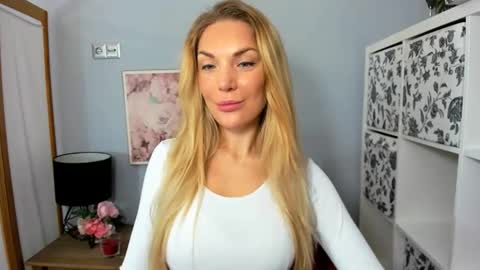 Snapshot of aullorasensual chatting on December 22, 6:17 am AulloraSensual online show from December 22, 6:17 am