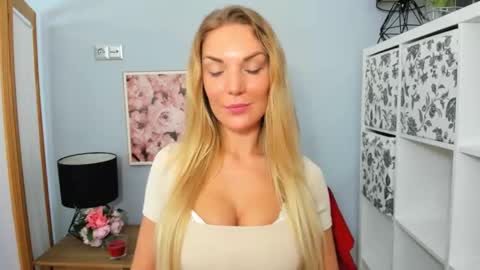 Snapshot of aullorasensual chatting on February 9, 9:37 am AulloraSensual online show from February 9, 9:37 am