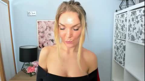 Snapshot of aullorasensual chatting on February 24, 5:31 pm AulloraSensual online show from February 24, 5:31 pm