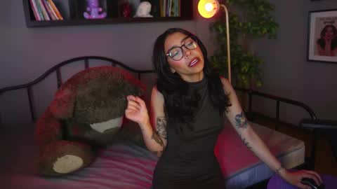  A U R A           online show from November 10, 3:49 am