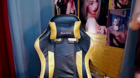 Snapshot of aurakharisma_xx chatting on September 28, 6:19 am Miss awra online show from September 28, 6:19 am