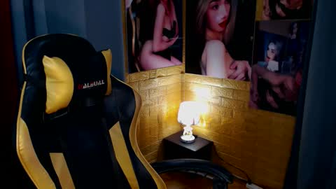 Snapshot of aurakharisma_xx chatting on October 9, 6:44 am Miss awra online show from October 9, 6:44 am