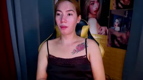 Snapshot of aurakharisma_xx chatting on October 16, 5:52 am Miss awra online show from October 16, 5:52 am