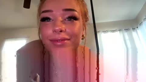 Snapshot of auriamist chatting on April 8, 12:54 am auriamist online show from April 8, 12:54 am