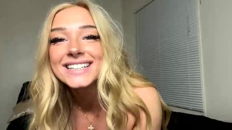 Snapshot of auriamist chatting on May 15, 5:25 am auriamist online show from May 15, 5:25 am