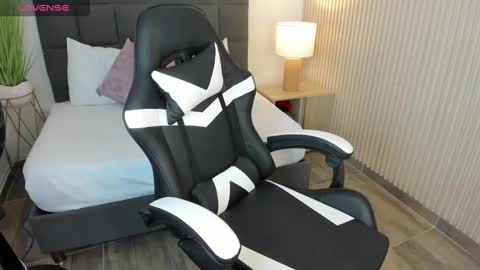 Snapshot of aurora_johnson_ chatting on December 29, 8:00 am A U R O R A online show from December 29, 8:00 am