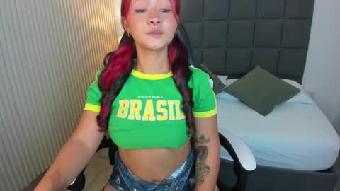 Snapshot of aurora_johnson_ chatting on March 6, 9:03 am A U R O R A online show from March 6, 9:03 am