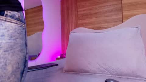 auroraa_miller online show from May 12, 3:03 am